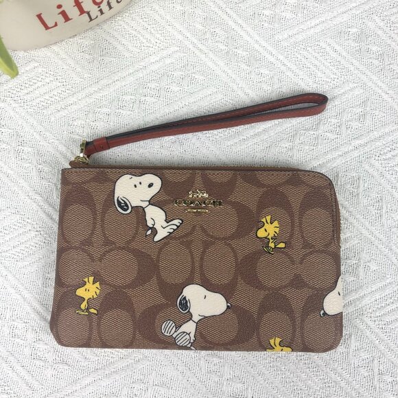 COACH Handbags - Coach X Peanuts Corner Zip Wristlet Wallet With Snoopy & Woodstock